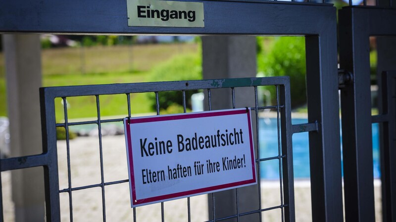 Kein Eintritt im Rainbacher Freibad, allerdings auch kein Personal, welches das Bad beaufsichtigt.  (Bild: Scharinger Daniel)