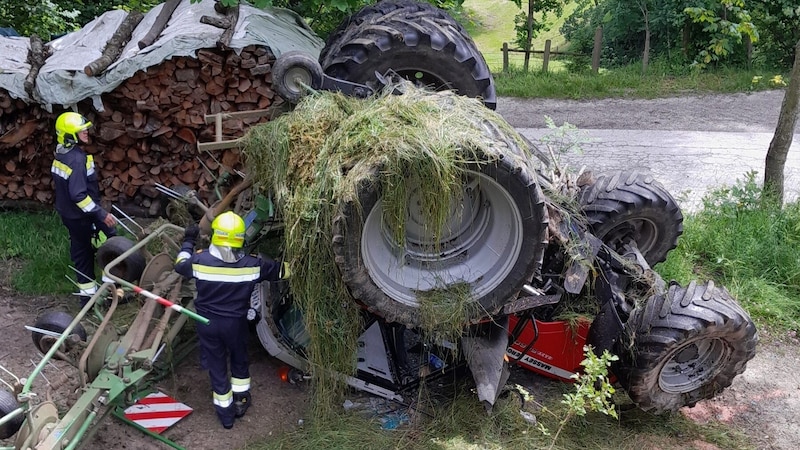 Das tonnenschwere Fahrzeug stürzte samt dem angehängten Kreisel ab (Bild: FF St. Kathrein am Hauenstein/FF Krieglach)