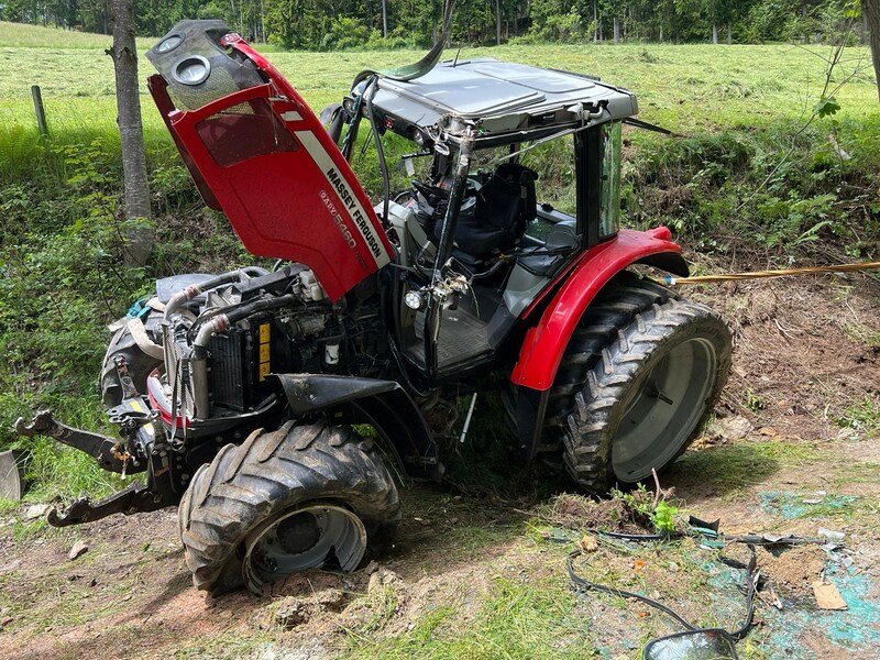 Der Traktor wurde mittels Kran wieder aufgestellt. (Bild: FF St. Kathrein am Hauenstein/FF Krieglach)