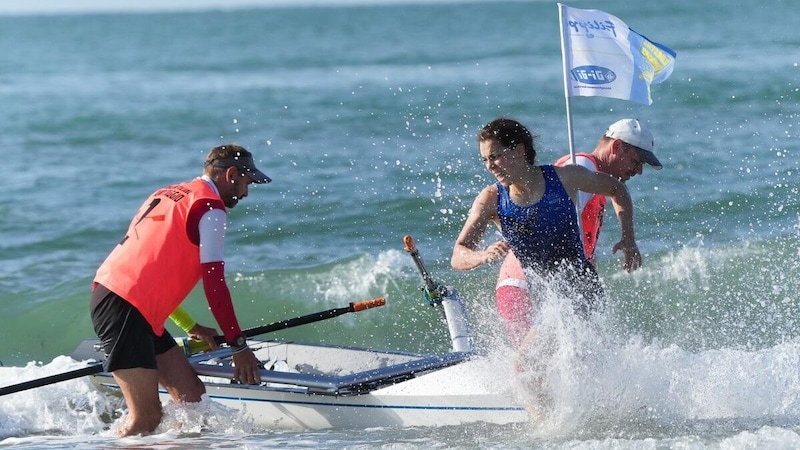 Tabea Minichmayr as she gets out of the boat and sets off. (Bild: Luca Pagliaricci)