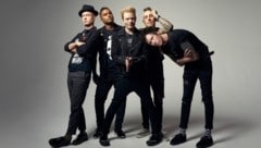 Die aktuelle Version von Sum 41 mit Gitarrist Dave Baksh (2.v.l.) und Bassist Jason „Cone“ McCaslin (r.). (Bild: Travis Shinn)