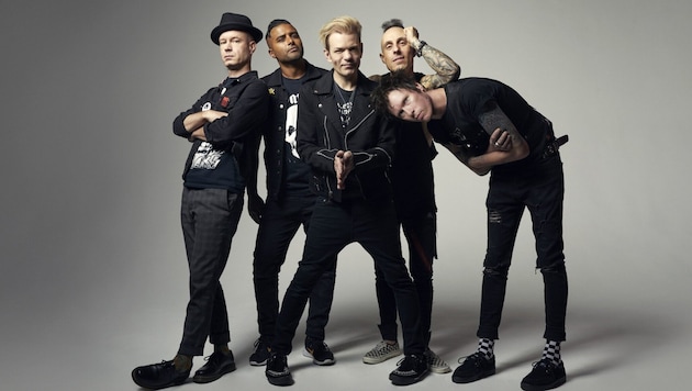 The current version of Sum 41 with guitarist Dave Baksh (2nd from left) and bassist Jason "Cone" McCaslin (right). (Bild: Travis Shinn)
