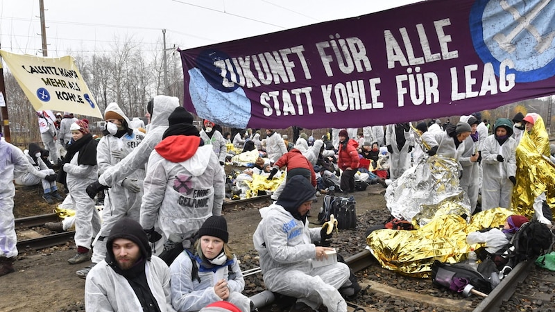 Az Ende Gelände 2019 tiltakozó akciója (Bild: AFP/John MacDougall)