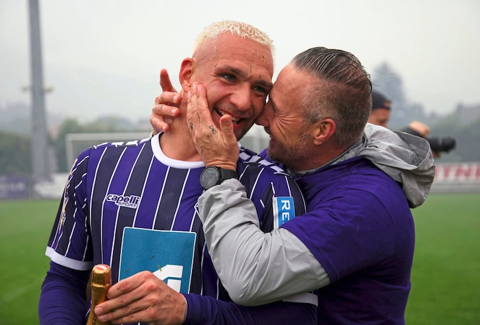 Fast kitschig: Nach einer turbulenten Saison herzte Trainer Christian Schaider Stürmer Joey ...