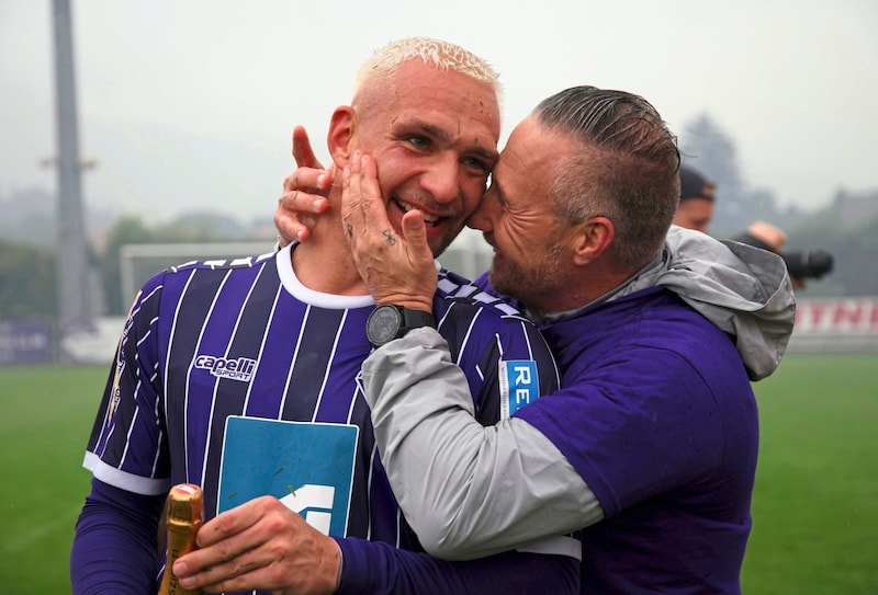 Fast kitschig: Nach einer turbulenten Saison herzte Trainer Christian Schaider Stürmer Joey Zottl. (Bild: Tröster Andreas/Kronen Zeitung)