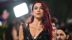 Die britisch-albanische Pop-Sängerin Dua Lipa gilt als prominente Kritikerin von Israels Militäroffensive im Gazastreifen, die sie im vergangenen Jahr als „Genozid“ bezeichnet hat. (Bild: APA/AFP/Angela WEISS)