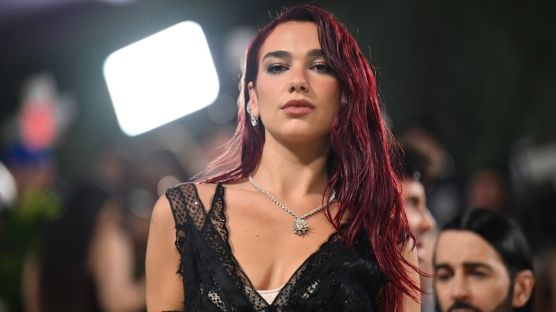 For Dua Lipa, the engagement is the "cherry on top of the cake", an insider revealed. (Bild: APA/AFP/Angela WEISS)