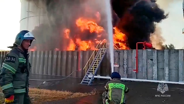 Russian fuel depot after a drone attack (archive image) (Bild: AP ( via APA) Austria Presse Agentur/Russian Emergency Ministry Press Service)