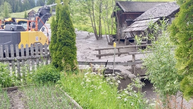 The Campill volunteer fire department had to be called out due to a huge mudslide. (Bild: x.com/LFVSuedtirol)