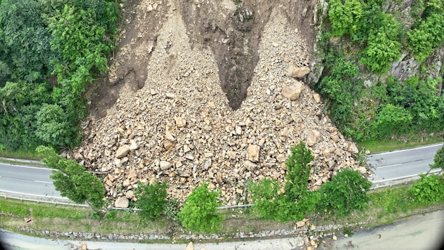 The B 33 is completely buried. The road should be cleared by the 2025 summer season. (Bild: NÖ Straßendienst)