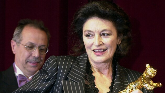 Anouk Aimée az Arany Medvével (Bild: AP ( via APA) Austria Presse Agentur/Sven Kaestner)