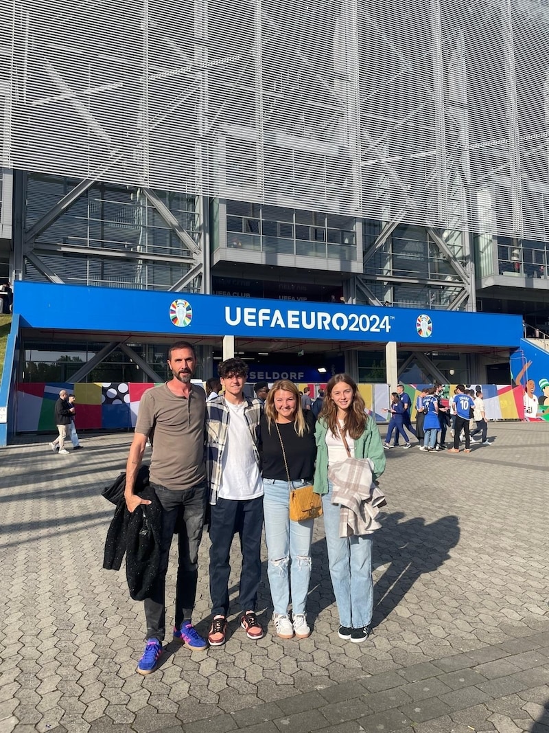 Martin Stranzl was at the Austria game in Düsseldorf with his son Elias, wife Elke and daughter Hannah. (Bild: Stranzl)