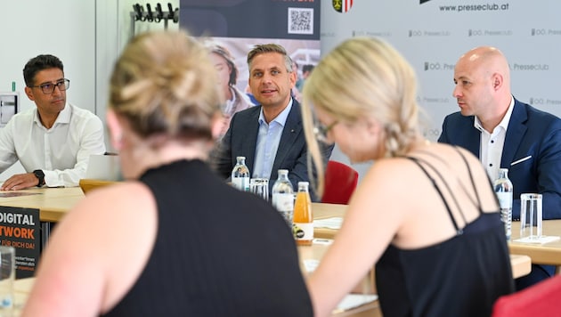 Efgani Dönmez, Wolfgang Hattmannsdorfer und Martin Hajart (v. li.) bei der Präsentation des Digitalen Streetworks. (Bild: Familienbund OÖ)