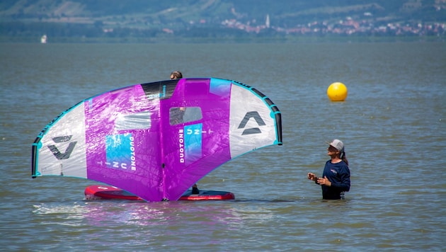 Wing Surfen kann man in Podersdorf genauso lernen wie Kiten, Surfen, Stand up Paddeln und vieles mehr.  (Bild: Charlotte Titz)