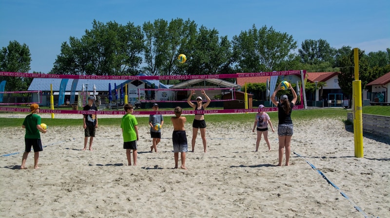 Beach-Volleyball, Beach-Tennis, Basketball, ein Calisthenic Park, der große Spielplatz und noch so einiges mehr beschäftigt die Schüler am Strand in Podersdorf.  (Bild: Charlotte Titz)