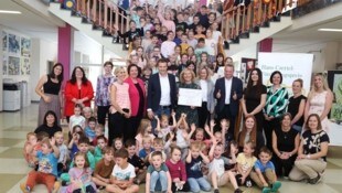 Landtagspräsidentin Eva Prischl und Landesrat Sven Hergovich mit Kindern und Pädagogen, die ...
