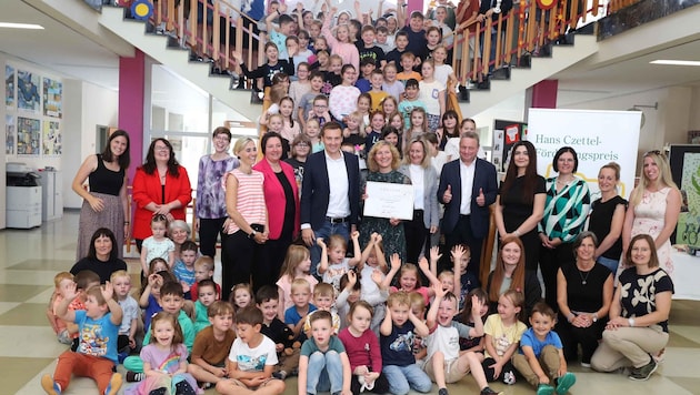 Landtagspräsidentin Eva Prischl und Landesrat Sven Hergovich mit Kindern und Pädagogen, die ...