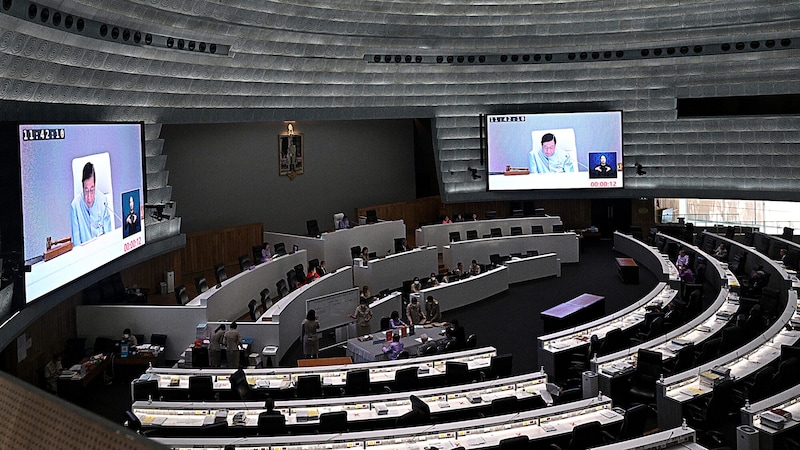 A thaiföldi parlament nagy többsége az azonos neműek házassága mellett foglalt állást (Bild: APA/AFP/Lillian SUWANRUMPHA)
