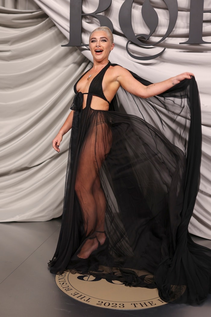 Die Schauspielerin liebt den Transparent-Look! Hier beispielsweise bereits 2023 bei der Business ...