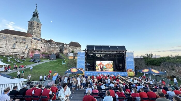 Burg Güssing, 19.30 Uhr: Das Gelände beginnt sich zu füllen.