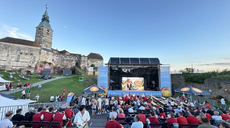 Burg Güssing, 19.30 Uhr: Das Gelände beginnt sich zu füllen. (Bild: Schulter Christian)