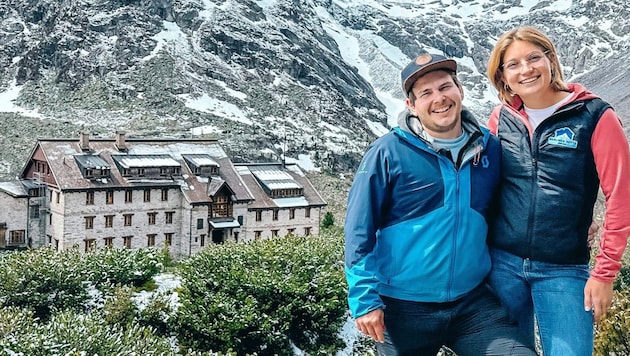 Das Hüttenwirt-Pärchen Florian Illmer und Meike Köck vor der Berliner Hütte, die sie seit vier Jahren bewirtschaften  (Bild: Wallner Hannes)