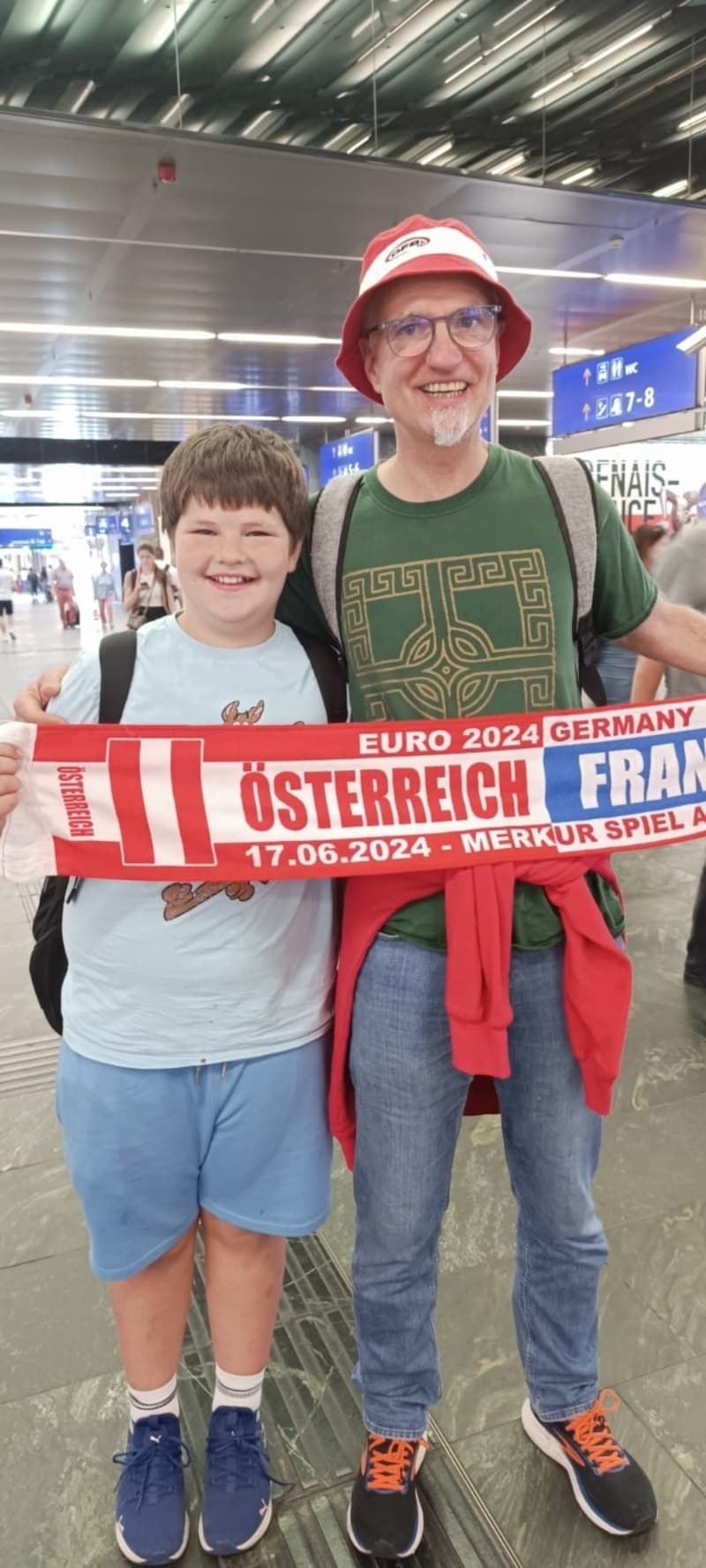Dienstag Nachmittag kamen Papa und Sohn wieder am Hauptbahnhof an. Als Erinnerung brachten sie einen Schal mit. Diese Reise werden sie ihr ganzes Leben lang nicht mehr vergessen. (Bild: Zur Verfügung gestellt)