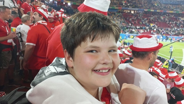 Levi, who has his 11th birthday today, can laugh again after the train odyssey. After all, the young Viennese was still in the stadium from the 70th minute onwards. The fan has since returned home. (Bild: Zur Verfügung gestellt)