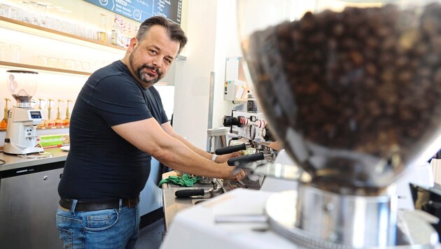 Vor mittlerweile 21 Jahren hat Stephan Pensold sein erstes Barista’s am Grazer Franziskanerplatz eröffnet. (Bild: Christian Jauschowetz)