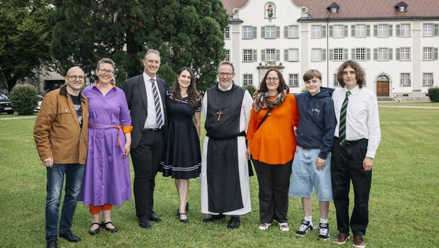 Abt Vinzenz Wohlwend mit Besuchern vor dem Kloster Mehrerau.