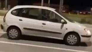 Die beiden Buben fuhren mit diesem gestohlenen Renault herum, bis er nicht mehr fahrbar war.