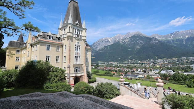 Die Fassade bleibt, innen wird Schloss Mentlberg erneuert.