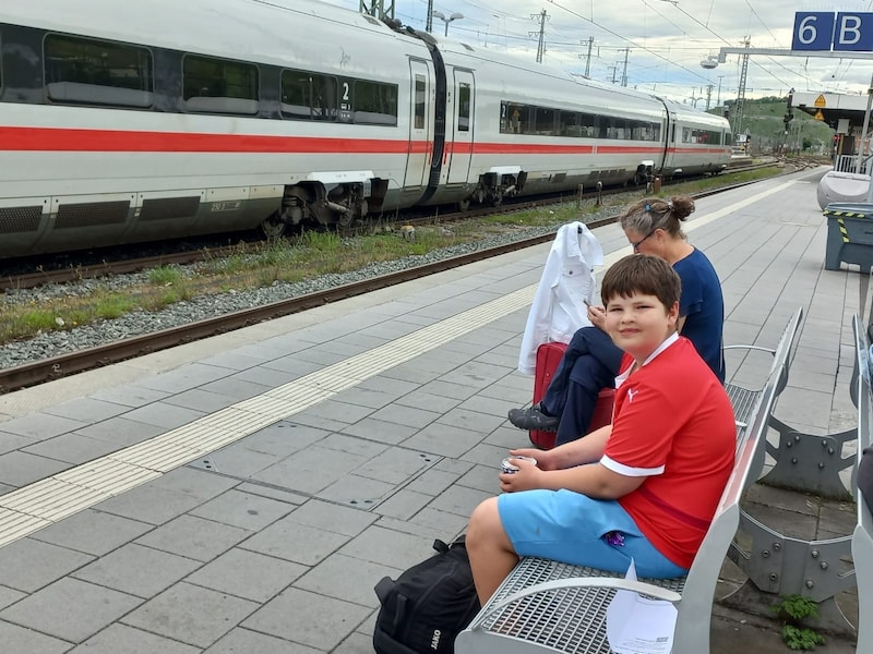 Erst strandeten Levi und sein Vater bei der Reise nach Düsseldorf in Passau, später auch noch hier in Würzburg. (Bild: Zur Verfügung gestellt)