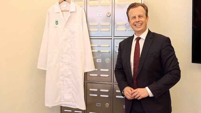 Will sein politisches Amt noch lange nicht an den Nagel hängen: ÖVP-Gesundheits- und Sportlandesrat Karlheinz Kornhäusl (42) in seinem Büro im Grazer Landhaus.