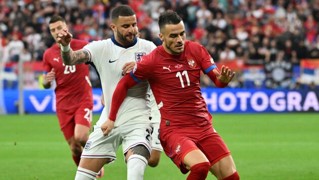 Filip Kostic (rechts) fällt etwa zwei Wochen aus.  (Bild: AFP/APA/Alberto PIZZOLI)