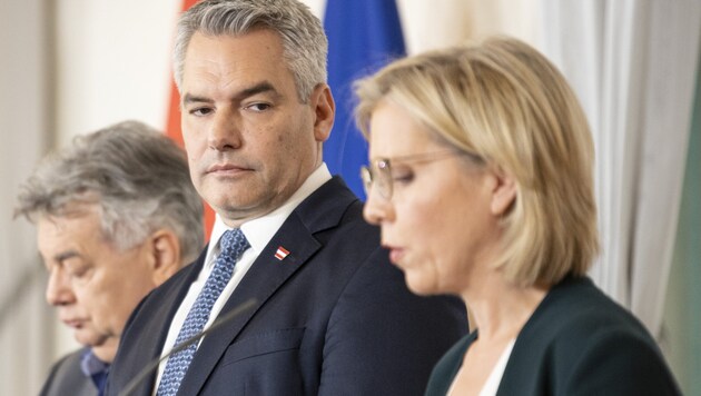 Bundeskanzler Karl Nehammer (ÖVP) wirft Leonore Gewessler (Grüne) Vertrauens- und Rechtsbruch vor. (Bild: APA/TOBIAS STEINMAURER)