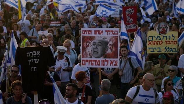 Many Israelis are angry with Netanyahu. (Bild: AP ( via APA) Austria Presse Agentur)