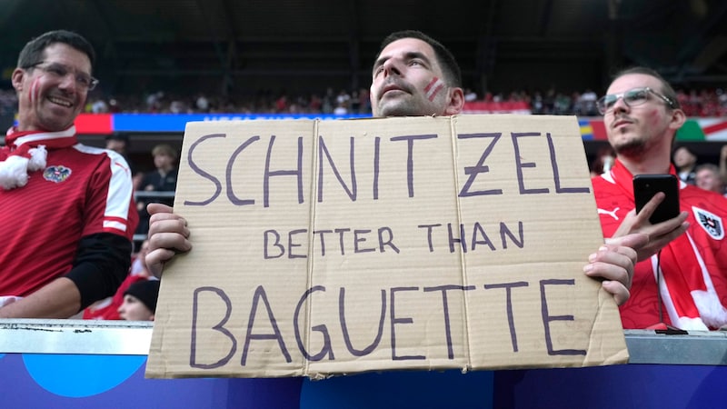 Side blow against the French: "Schnitzel is better than baguette" (Bild: Copyright 2024 The Associated Press. All rights reserved)