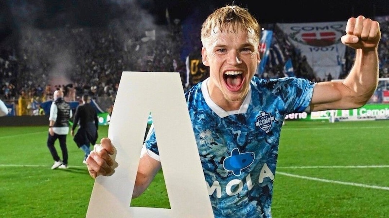 The 22-year-old celebrated promotion to Serie A with Como. (Bild: ZVG)