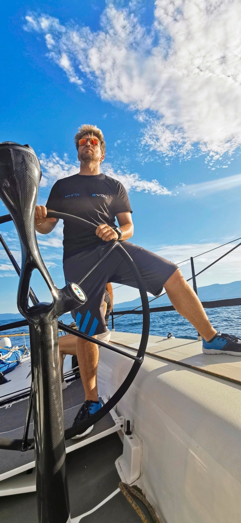 Tom Zajac at the helm of the 24-meter Super Maxi Yacht. (Bild: 25. Fiumanka/regate.com.hr)