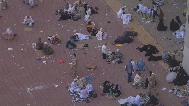 Kimerült zarándokok a Haddzsban. A rendkívüli hőség már több száz emberéletet követelt. (Bild: AP)