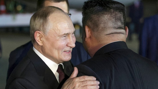 Baráti üdvözlet Vlagyimir Putyin és Kim Dzsong Un között (Bild: AP)
