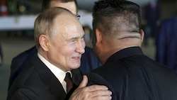 Freundschaftliche Begrüßung zwischen Wladimir Putin und Kim Jong Un (Bild: AP)