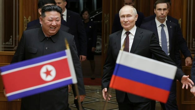 Észak-Korea júniusban nagy felhajtással rendezte meg az orosz elnök állami látogatását - most a jelek szerint zsoldosokat akar Ukrajnába is küldeni. (Bild: AP)