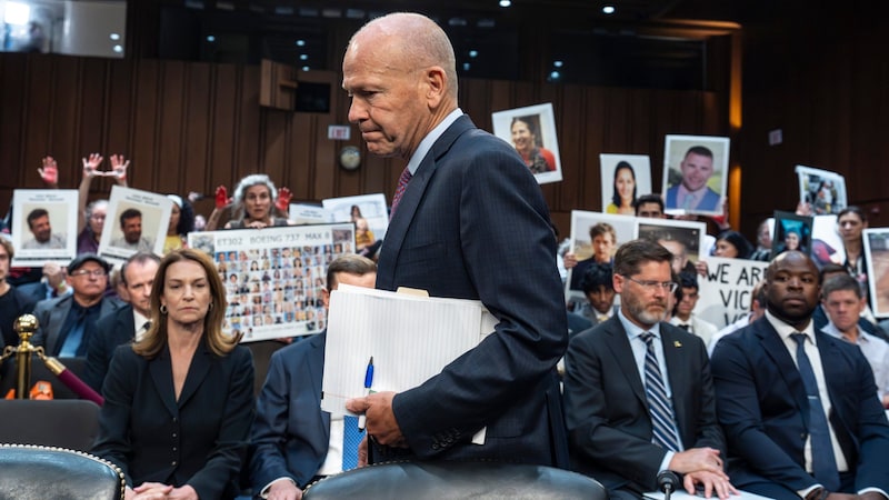 At the hearing of the Boeing CEO (front), many of the victims' bereaved were in the audience. (Bild: AP ( via APA) Austria Presse Agentur/J. Scott Applewhite)