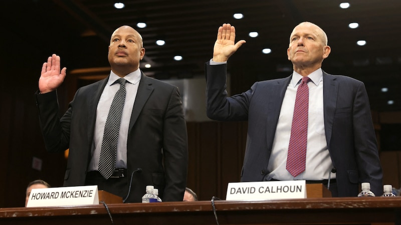 Calhoun mellett Howard McKenzie (balra), a Boeing főmérnöke is tanúskodott. (Bild: APA/AFP/SAMUEL CORUM)