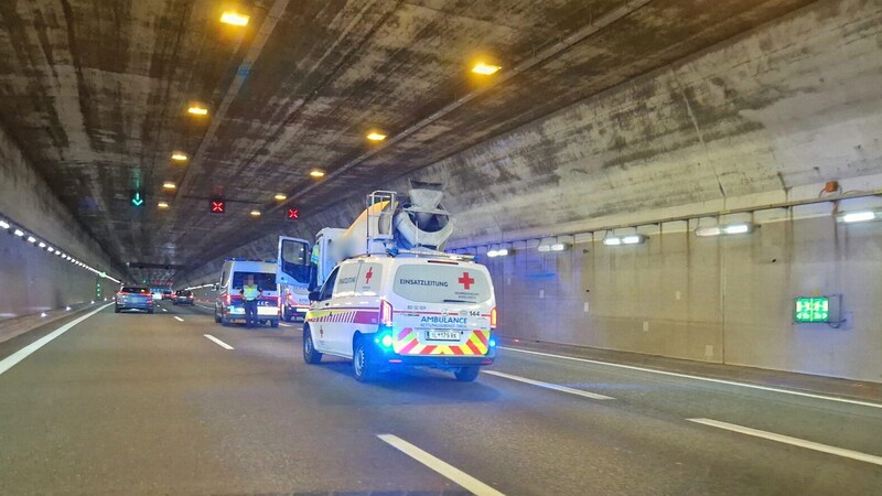 Der Einsatz im Amraser Tunnel sorgte für Behinderungen. (Bild: Rauth Hubert/Krone KREATIV)