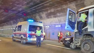 Im dreispurigen Amraser Tunnel kam es zur Kollision. Zwei Spuren mussten gesperrt werden. (Bild: Rauth Hubert/Krone KREATIV)