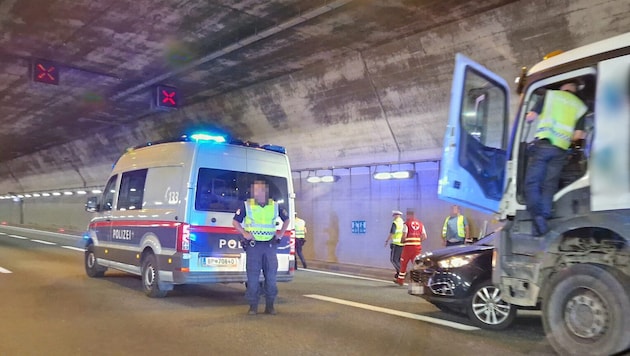 A collision occurred in the three-lane Amras Tunnel. Two lanes had to be closed. (Bild: Rauth Hubert/Krone KREATIV)