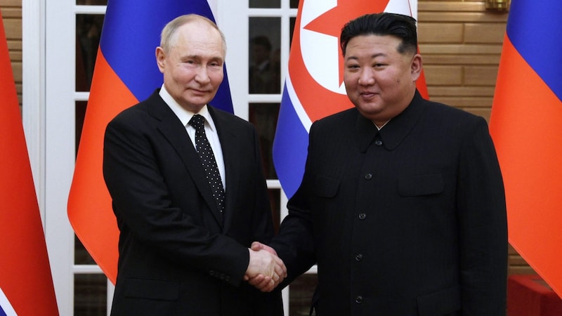 Alliance of outsiders: Kremlin leader Putin and North Korean dictator Kim (Bild: APA/AFP/POOL/Gavriil GRIGOROV)